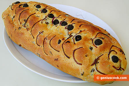 Хлеб с оливками и красным луком