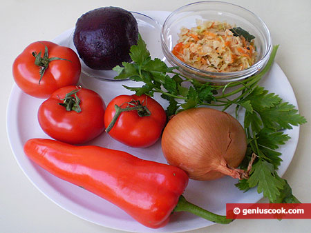 Ингредиенты для салата со свеклой, капустой, перцем, помидорами