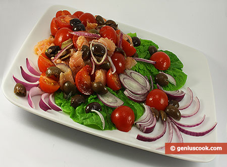 Салат из сёмги с помидорами, оливками и красным луком