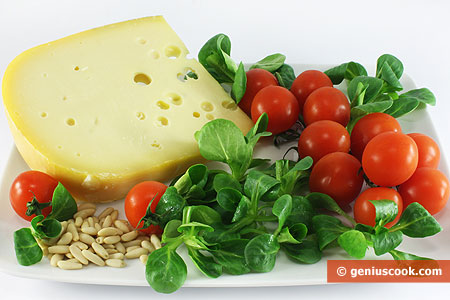 Ингредиенты для салата с валерианой, помидорами и сыром