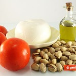 Ингредиенты для закуски с моцареллой, фисташками и помидорами