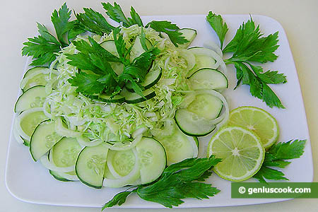 Салат для похудения с капустой, огурцами и сельдереем