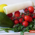Ингредиенты для салата с авокадо, помидорами и луком пореем