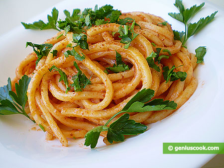 Спагетти с лососем, красной икрой и креветками