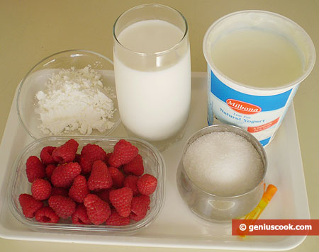 Ингредиенты для мороженого из йогурта с малиной