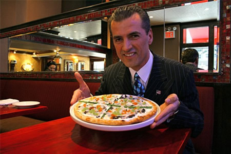 Нино Селимаж со своей дорогой пиццей