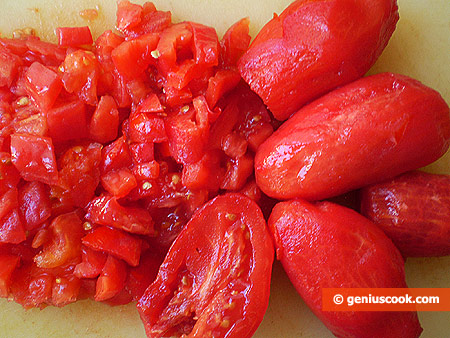 Ошкуренные и нарезанные помидоры