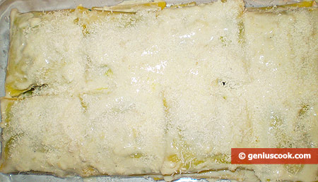 Баулетти уложены в форму, залиты сливками и посыпаны сыром