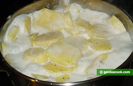 Картофель варится в сливках