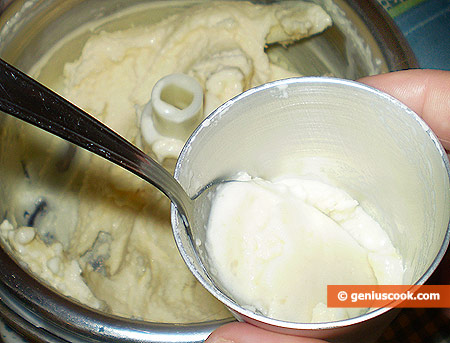 Раскладываем мягкое мороженое по формам