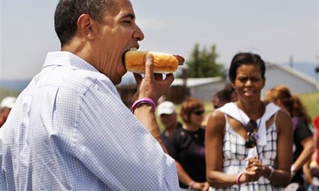Барак Обама ест хот-дог