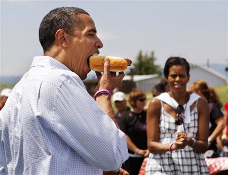 Барак Обама ест хот-дог