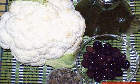 Ингредиенты для цветной капусты с оливками и каперсами