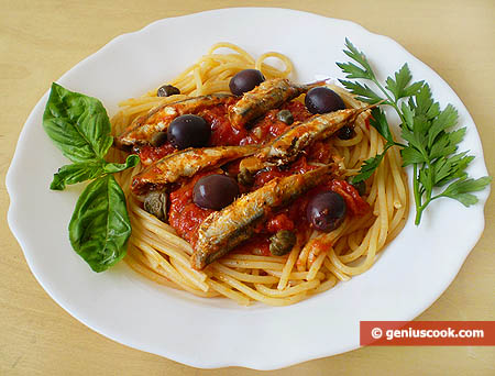 Спагетти с анчоусами и оливками