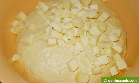 Вмешиваем в тесто кусочки сыра