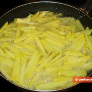 Нарезанный картофель помещаем в кипящее масло.