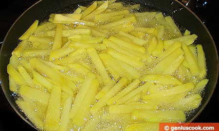 Нарезанный картофель помещаем в кипящее масло.